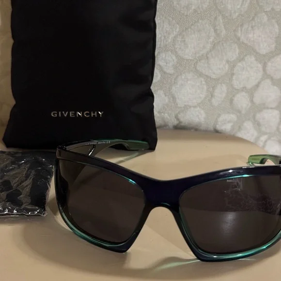 Givenchy GV40051I Sunglasses - Picture 1 of 9